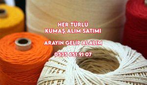 İPLİKip kimler alıyor, ip nereye satarım, iplik alan yerler, iplik nereye satılır, parti ip satın alan yerler, zeytinburnu İplikçi, İplikçi Partici, 

Kumaş alanlar size çeşitli dikiş ipliklerine ve hangi dikiş projeleri için en uygun olduklarına dair kısa bir genel bakış sunmak istiyorum.

KALİTE

Parti iplik. Ben eski bir koruyucuyum ve örneğin büyükannemin eski pamuklu dikiş iplikleri de dahil olmak üzere, deney parçaları için elime geçen tüm artıkları dikiyorum. Dikiş kariyerimin başında indirimcilerden aldığım ucuz iplik setlerini sıklıkla kullanırdım. Bunlar test projeleri için de harikadır – ancak söz konusu olduğunda, her zaman kaliteye güvenmelisiniz!

Ucuz iplikler daha hızlı kırılır ve genellikle yüksek kaliteli iplikler kadar dayanıklı değildir. Ek olarak, genellikle makinede yanlış gerginliğe neden olan ve düzensiz bir iplik modeline yol açabilen küçük düğümlere sahiptirler.

HER DİKİŞ PROJESİ İÇİN DOĞRU İPLİK

Dikiş iplikleri çok çeşitli malzemelerden veya ham maddelerden yapılır, ancak çoğu iplik çeşitli şekillerde polyesterden yapılır. Doğal lifler örneğin saf pamuk ve ipektir.

Dikiş ipliği dikilecek kumaşla aynı malzemeden (yani saf pamuk için pamuk ipliği) yapılmalı ve kumaşın liflerinden daha kalın olmamalıdır. Aynı iplik (veya aynı malzemeden yapılmış) her zaman alt iplik makarasına üst iplik makarasında olduğu gibi sarılmalıdır.

PAMUK İPLİĞİ

Öncelikle saf pamuklu kumaşlardan (gerilmeyen kumaşlar) yapılan dikiş projeleri için, özellikle kapitone için kullanılır. Pamuk ipliği, polyester iplikten daha güzel görünür, ancak esneklik eksikliği nedeniyle çok daha hızlı yırtılır. Saf pamuk ipliği ve merserize pamuk ipliği vardır. Merserize sırasında, iplik şeritleri kostik soda ile işlenerek kaygan, pürüzsüz ve parlak hale getirilir. Bu da yırtılma direncini artırır. Elle dikmek için dikiş ipliği de pamuktan yapılmıştır ve çözülmesi kolaydır. Pamuk iplikleri boyanabilir, yani daha sonra tekstil boyaları ile işlendiğinde polyester ipliklerle aynı rengi alırlar.

POLYESTER

iplik Polyester iplik, pamuk ipliğinden biraz daha elastiktir ve bu nedenle yırtılmaya karşı çok daha dayanıklıdır. Her türlü giyim ve ev tekstili için uygundur, bu nedenle esnek kumaşlar için de idealdir. Hafifçe parıldadığı için genellikle makine nakışlarında kullanılır. Polyesterin bakımı çok kolaydır ve genellikle pamuk gibi doğal liflerle karıştırılır. Hemen hemen tüm “dikiş” iplikleri polyesterden yapılmıştır ve – adından da anlaşılacağı gibi – tüm kumaşlar için kullanılabilir. Şeffaf (“görünmez”) iplikler bile polyesterden yapılmıştır.

POLYAMİD İPLİK / NAYLON

Polyester ile birlikte poliamid en önemli sentetik malzemelerden biridir. Mikrofiberler su buharının kaçmasına izin verir, ancak içeriye su girmez. Bu nedenle poliamid iplikler özellikle spor giyim ve hava koşullarına dayanıklı giysiler için uygundur.

Viskon iplik / rayon

Viskon iplik satın alanlar aynı zamanda kayın ve çam ağacından yapılan kimyasal bir elyaftır. Pamuğa çok benziyor, ancak daha hafif ve daha yumuşak. Viskon satın alanlar ipek gibi parıldadığından, genellikle makine nakışlarında kullanılır.