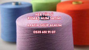 İPLİKip kimler alıyor, ip nereye satarım, iplik alan yerler, iplik nereye satılır, parti ip satın alan yerler, zeytinburnu İplikçi, İplikçi Partici, 

Kumaş alanlar size çeşitli dikiş ipliklerine ve hangi dikiş projeleri için en uygun olduklarına dair kısa bir genel bakış sunmak istiyorum.

KALİTE

Parti iplik. Ben eski bir koruyucuyum ve örneğin büyükannemin eski pamuklu dikiş iplikleri de dahil olmak üzere, deney parçaları için elime geçen tüm artıkları dikiyorum. Dikiş kariyerimin başında indirimcilerden aldığım ucuz iplik setlerini sıklıkla kullanırdım. Bunlar test projeleri için de harikadır – ancak söz konusu olduğunda, her zaman kaliteye güvenmelisiniz!

Ucuz iplikler daha hızlı kırılır ve genellikle yüksek kaliteli iplikler kadar dayanıklı değildir. Ek olarak, genellikle makinede yanlış gerginliğe neden olan ve düzensiz bir iplik modeline yol açabilen küçük düğümlere sahiptirler.

HER DİKİŞ PROJESİ İÇİN DOĞRU İPLİK

Dikiş iplikleri çok çeşitli malzemelerden veya ham maddelerden yapılır, ancak çoğu iplik çeşitli şekillerde polyesterden yapılır. Doğal lifler örneğin saf pamuk ve ipektir.

Dikiş ipliği dikilecek kumaşla aynı malzemeden (yani saf pamuk için pamuk ipliği) yapılmalı ve kumaşın liflerinden daha kalın olmamalıdır. Aynı iplik (veya aynı malzemeden yapılmış) her zaman alt iplik makarasına üst iplik makarasında olduğu gibi sarılmalıdır.

PAMUK İPLİĞİ

Öncelikle saf pamuklu kumaşlardan (gerilmeyen kumaşlar) yapılan dikiş projeleri için, özellikle kapitone için kullanılır. Pamuk ipliği, polyester iplikten daha güzel görünür, ancak esneklik eksikliği nedeniyle çok daha hızlı yırtılır. Saf pamuk ipliği ve merserize pamuk ipliği vardır. Merserize sırasında, iplik şeritleri kostik soda ile işlenerek kaygan, pürüzsüz ve parlak hale getirilir. Bu da yırtılma direncini artırır. Elle dikmek için dikiş ipliği de pamuktan yapılmıştır ve çözülmesi kolaydır. Pamuk iplikleri boyanabilir, yani daha sonra tekstil boyaları ile işlendiğinde polyester ipliklerle aynı rengi alırlar.

POLYESTER

iplik Polyester iplik, pamuk ipliğinden biraz daha elastiktir ve bu nedenle yırtılmaya karşı çok daha dayanıklıdır. Her türlü giyim ve ev tekstili için uygundur, bu nedenle esnek kumaşlar için de idealdir. Hafifçe parıldadığı için genellikle makine nakışlarında kullanılır. Polyesterin bakımı çok kolaydır ve genellikle pamuk gibi doğal liflerle karıştırılır. Hemen hemen tüm “dikiş” iplikleri polyesterden yapılmıştır ve – adından da anlaşılacağı gibi – tüm kumaşlar için kullanılabilir. Şeffaf (“görünmez”) iplikler bile polyesterden yapılmıştır.

POLYAMİD İPLİK / NAYLON

Polyester ile birlikte poliamid en önemli sentetik malzemelerden biridir. Mikrofiberler su buharının kaçmasına izin verir, ancak içeriye su girmez. Bu nedenle poliamid iplikler özellikle spor giyim ve hava koşullarına dayanıklı giysiler için uygundur.

Viskon iplik / rayon

Viskon iplik satın alanlar aynı zamanda kayın ve çam ağacından yapılan kimyasal bir elyaftır. Pamuğa çok benziyor, ancak daha hafif ve daha yumuşak. Viskon satın alanlar ipek gibi parıldadığından, genellikle makine nakışlarında kullanılır.